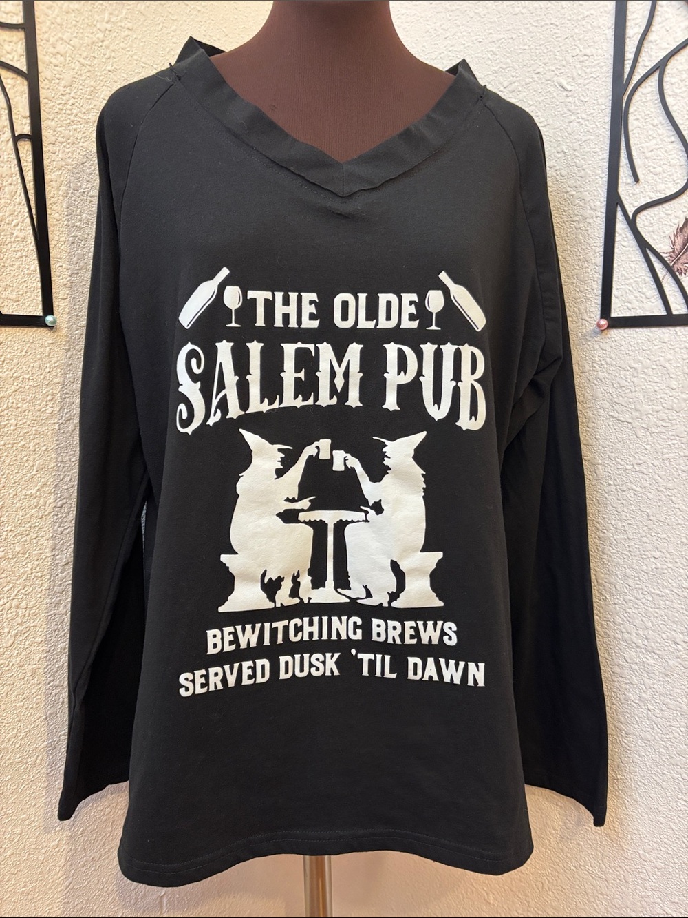 Chic Yea ‘The Olde Salem Pub’ Black Graphic Long-Sleeve Shirt. Size XL
